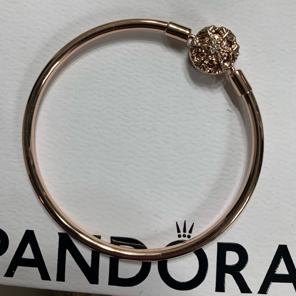 Pandora Moments Sparkling Snowflake Clasp Bangle-Rose Gold Plated - Picture 3 of 9